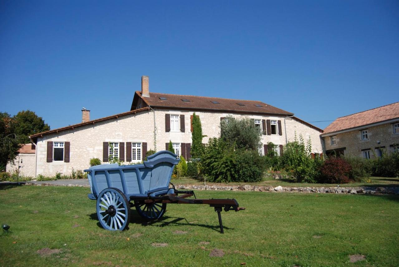 Bed and Breakfast Le Logis Des Quatre Puits Neuvicq-Montguyon Exteriér fotografie