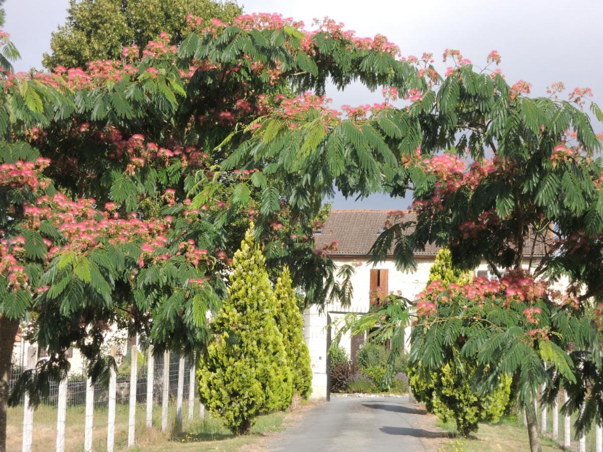 Bed and Breakfast Le Logis Des Quatre Puits Neuvicq-Montguyon Exteriér fotografie