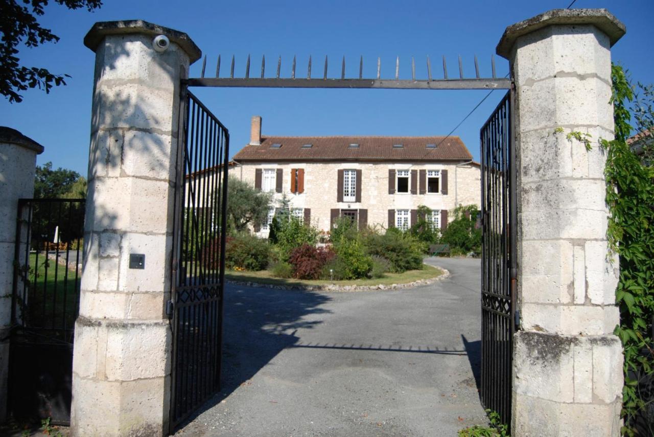 Bed and Breakfast Le Logis Des Quatre Puits Neuvicq-Montguyon Exteriér fotografie